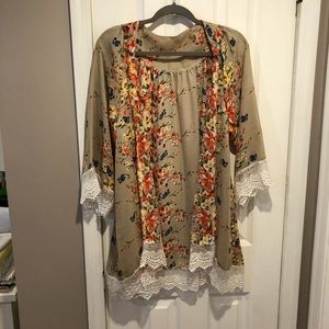 No size or brand. Looks L flowy top with lace detail